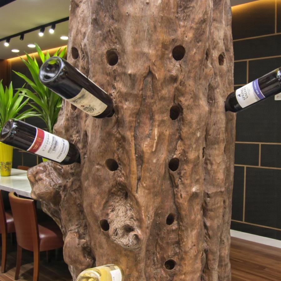 Weinstaender-Flaschenhalter-aus-einem-massiven-Lychee-Baumstamm-closeup